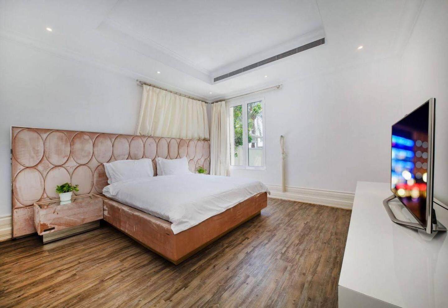 Pristine Paradise In Palm Jumeirah Villa *