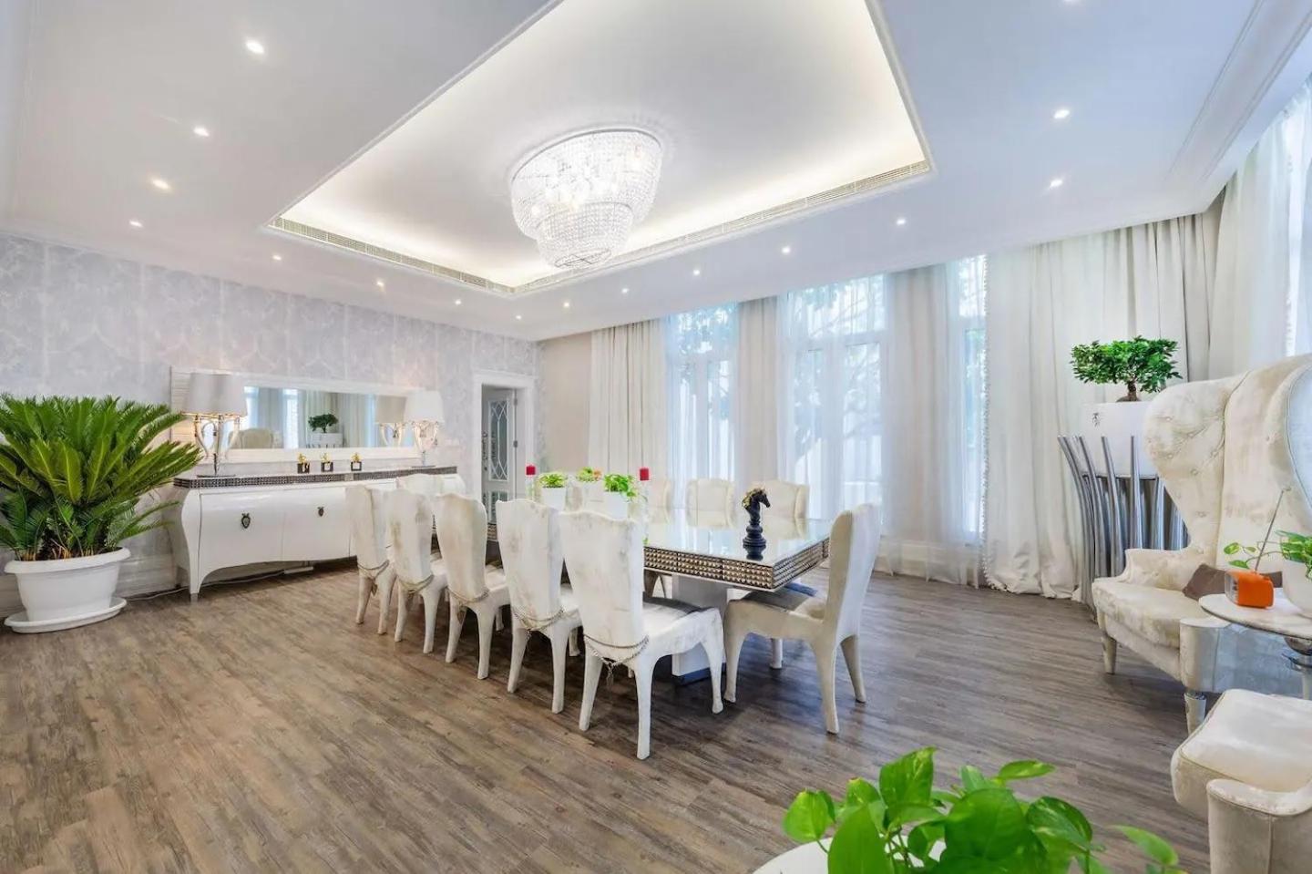 Pristine Paradise In Palm Jumeirah Villa